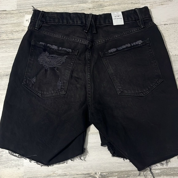Good American Good 90’s Icon Distressed Shorts Size 4  NWT - Picture 3 of 12